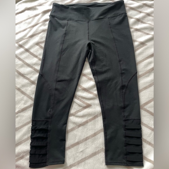 VGUC Fabletics Women’s Black Capri Tights Leggings w/ Mesh Detail Size Medium M - Picture 1 of 11